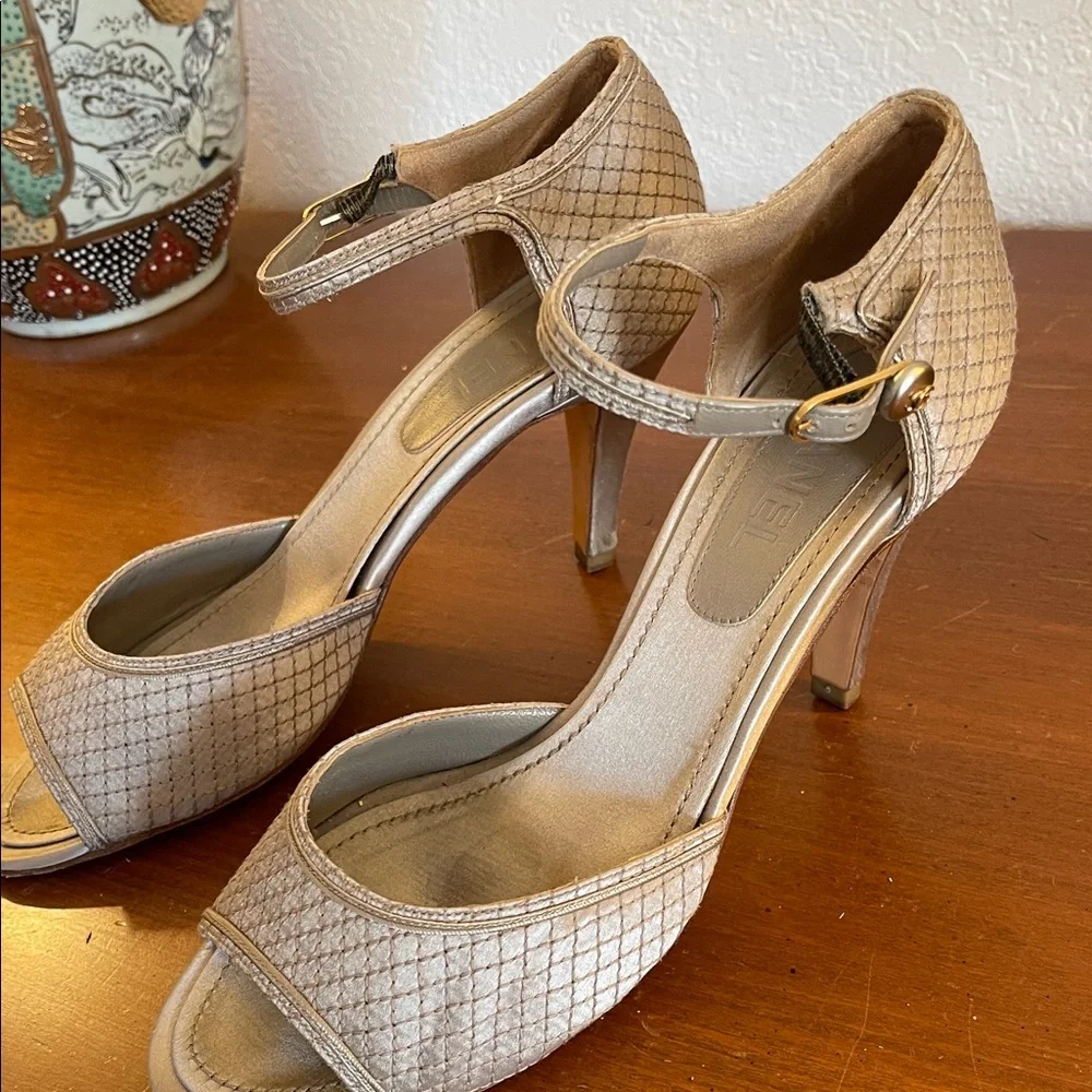 CHANEL silver/grey Textured Heels - Picture 2 of 13